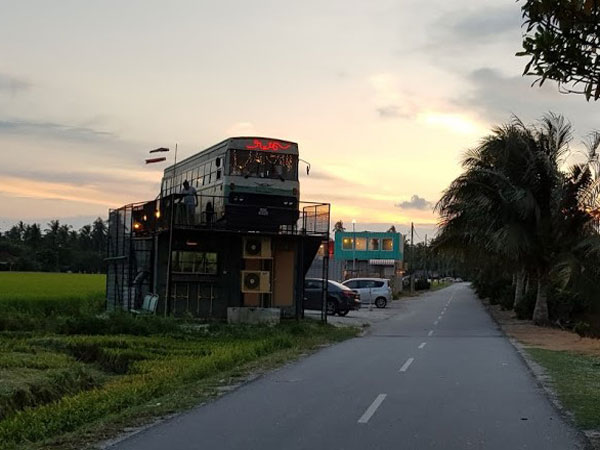  N.16 Bus Cafe (N.16 拾綠號) - Outside View