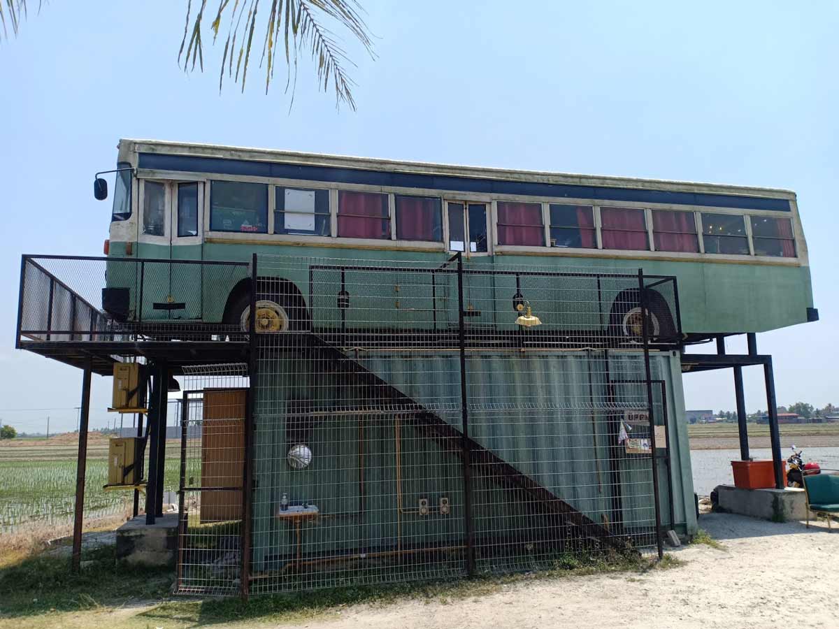  N.16 Bus Cafe (N.16 拾綠號) - Outside View