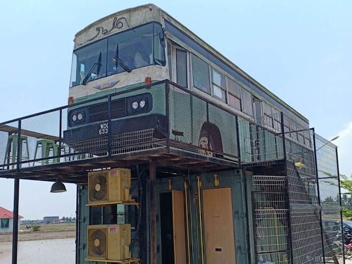  N.16 Bus Cafe (N.16 拾綠號) - Outside View